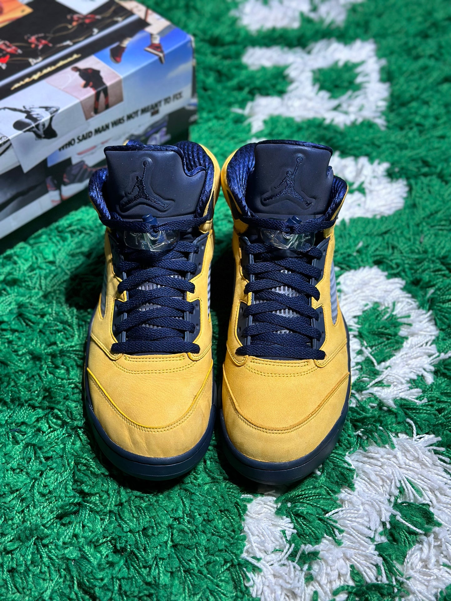 Size 10.5 (PREOWNED) Jordan 5 Michigan 2019