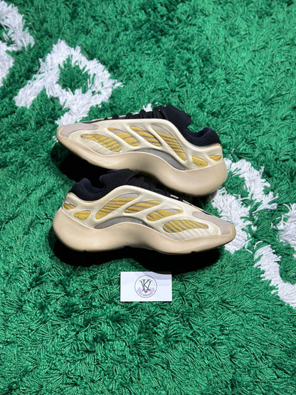 Size 10.5 (PREOWNED) Yeezy 700 Safflower