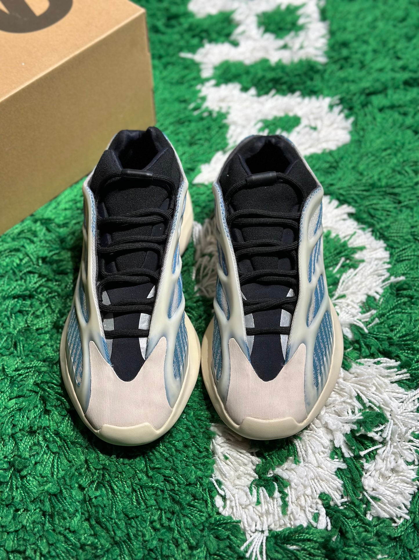 Size 10 (PREOWNED) Yeezy 700 Kyanite